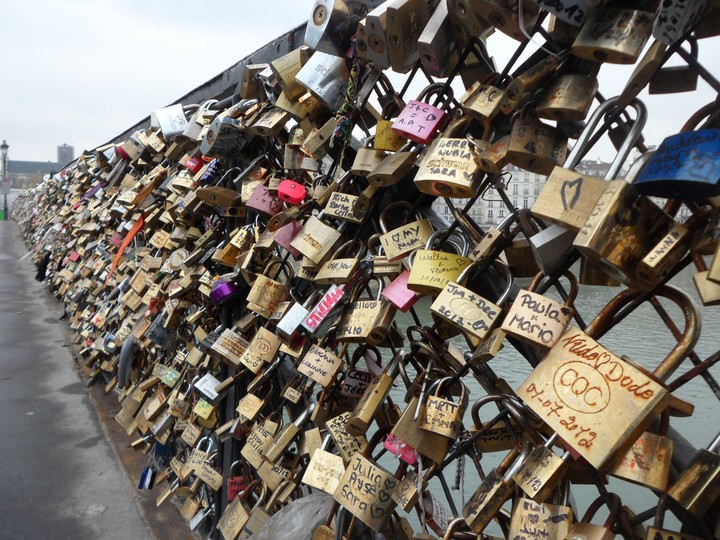 love lock bridge Paris