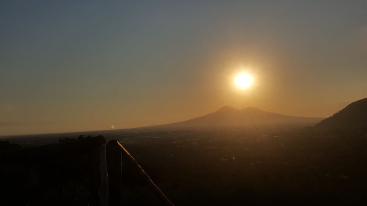 Tramonto Sole e vesuvio