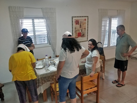 בדירה שלנו עושים קידוש