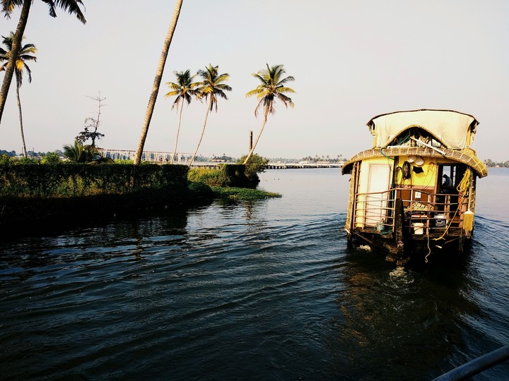 houseboat