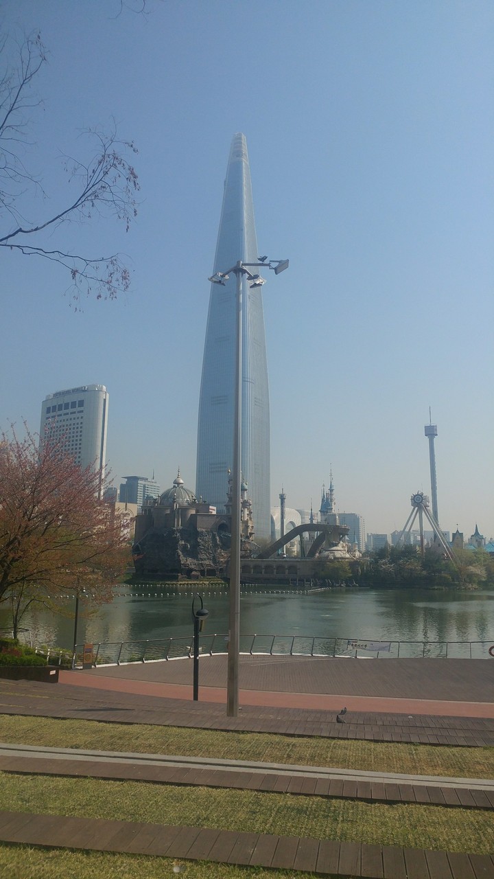 Jamsil Lotte Tower and a lake