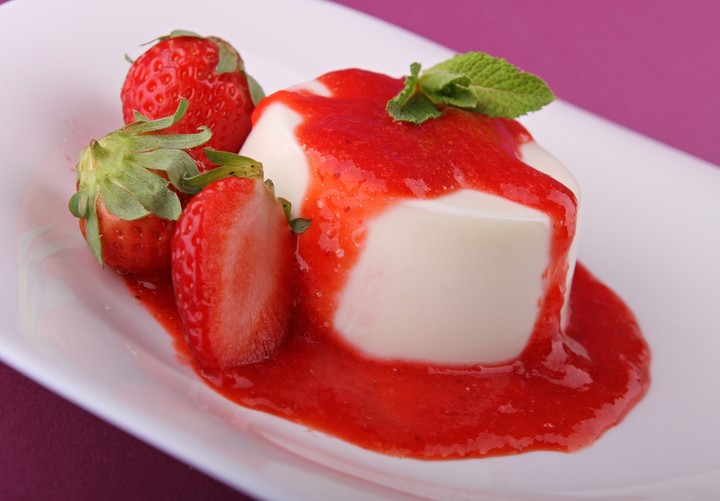 Cake Strawberries Berries Syrup Dessert Sweet