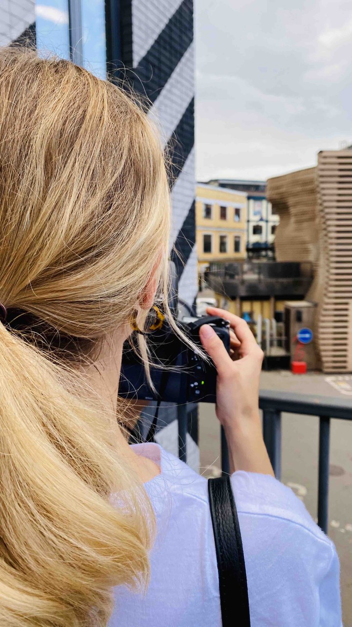 Girl makes photo