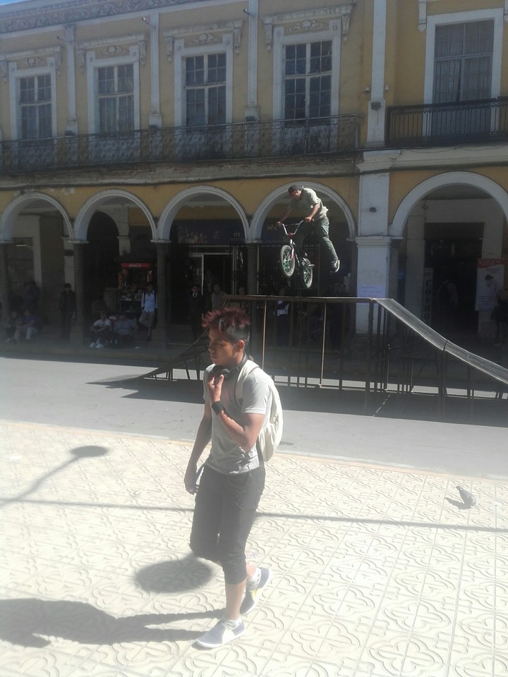 chico y salto audaz