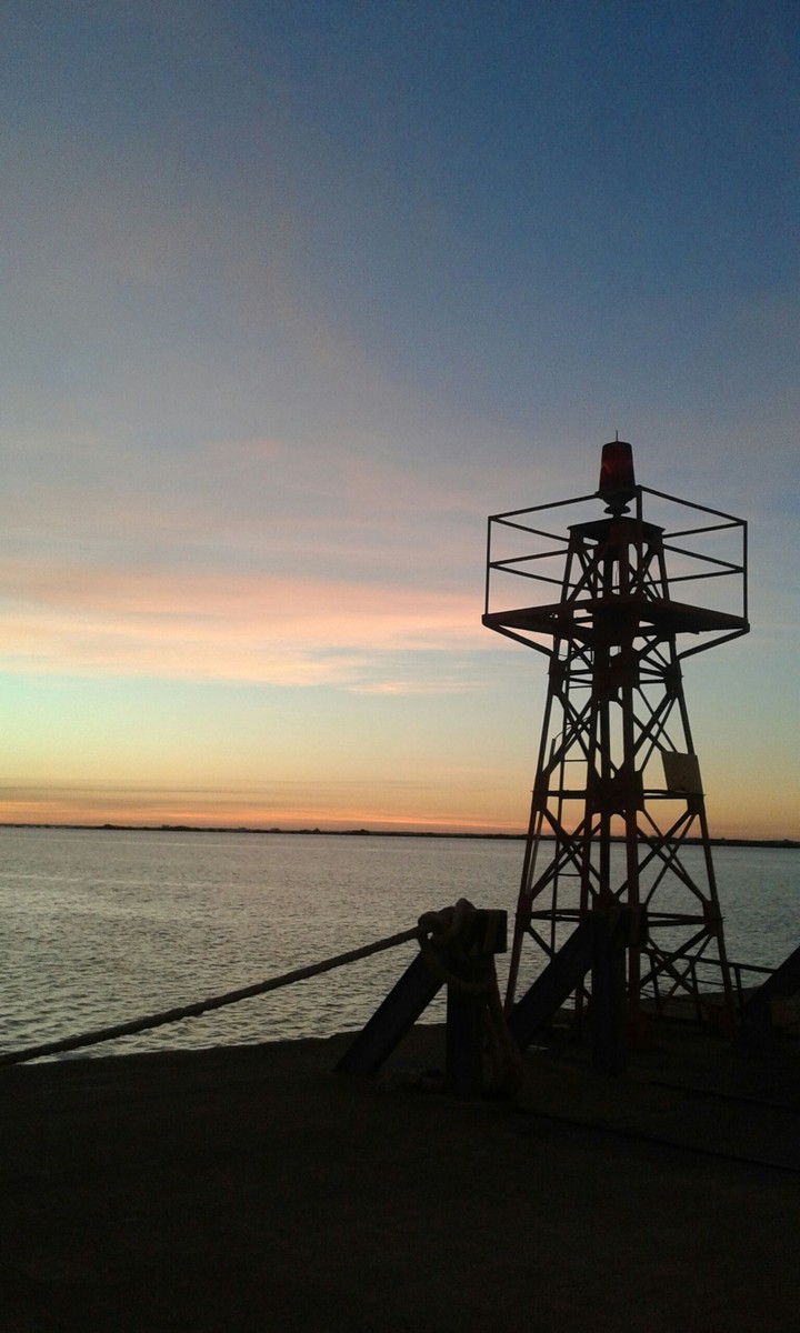 Puerto al anochecer