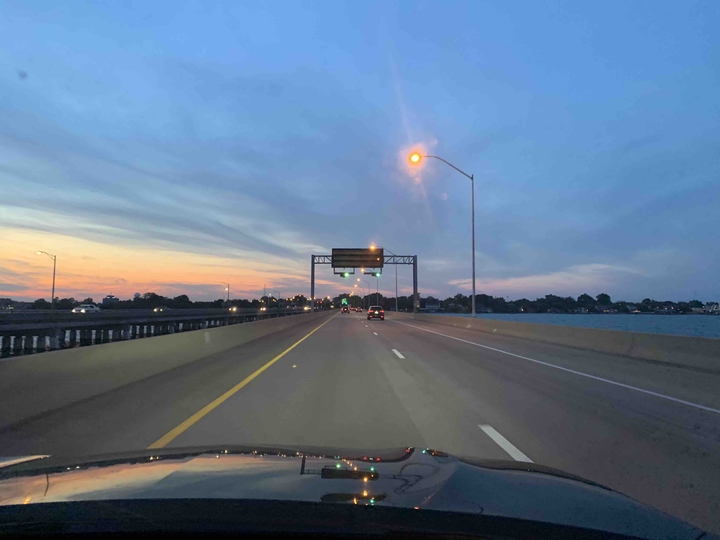 atardecer en la carretera