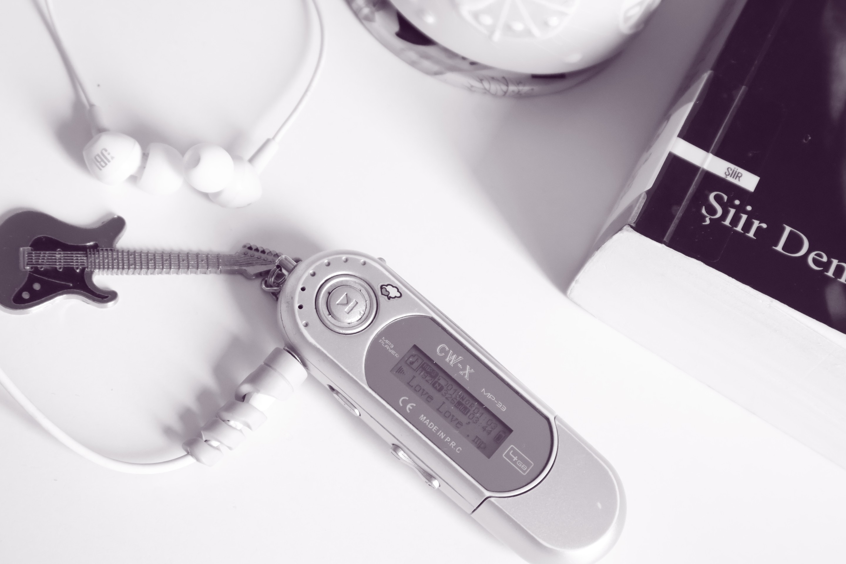 Electronics, silver Hintergrundbilder