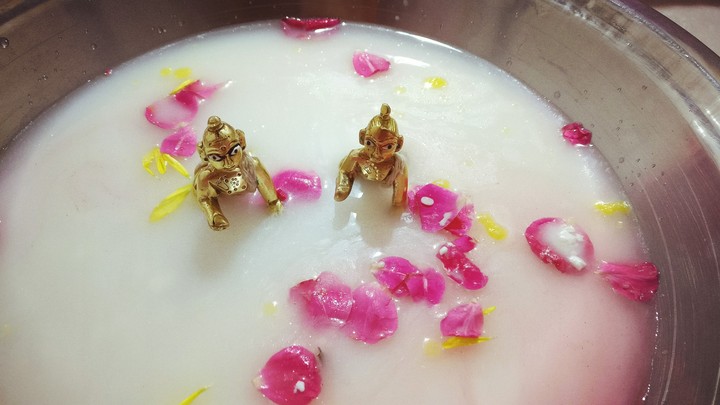 kanha bathing