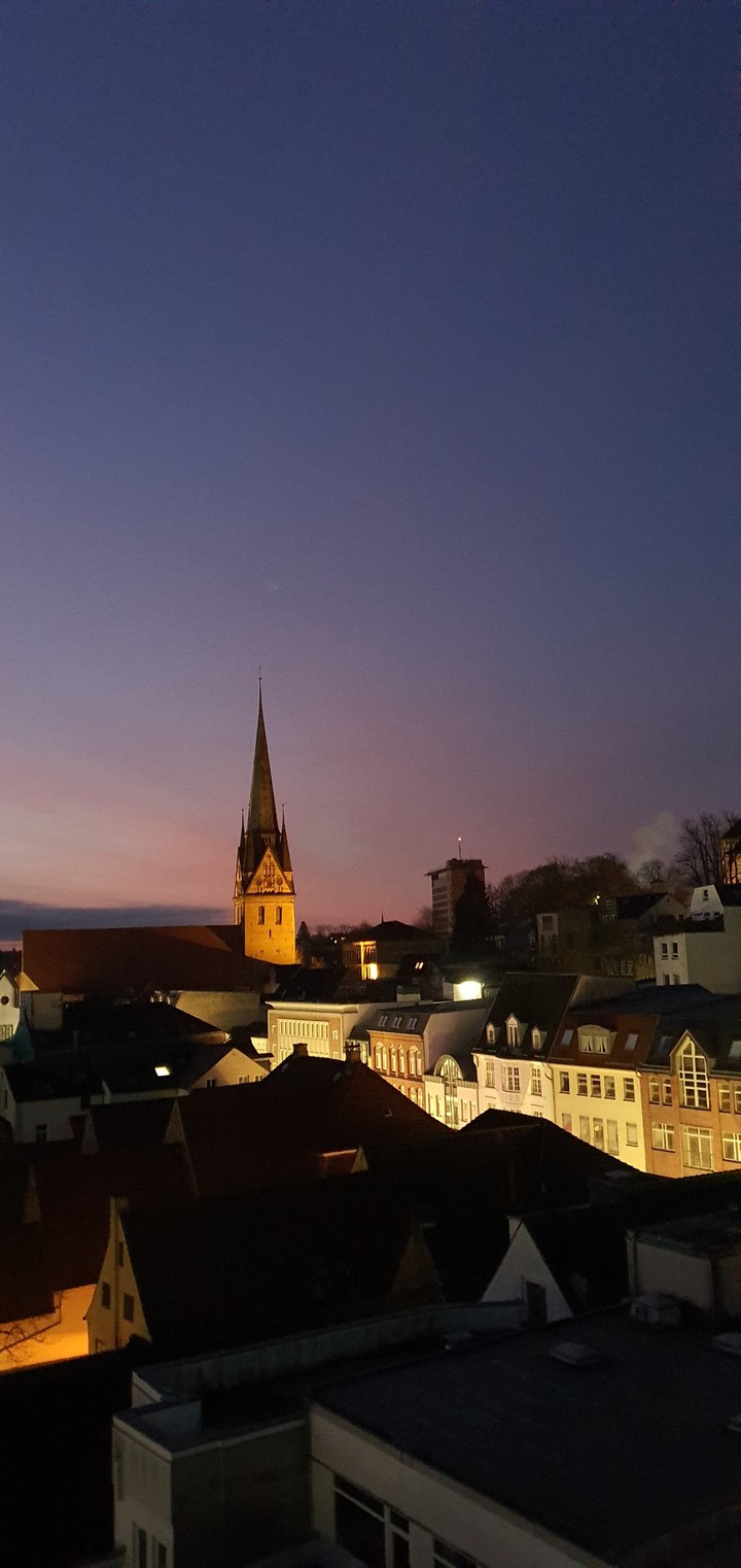 Sonnenaufgang über den Dächern Flensburgs