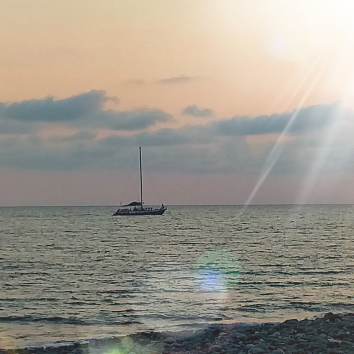 на море