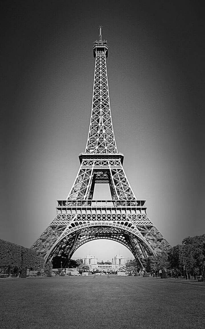 Eiffel Tower in black and white