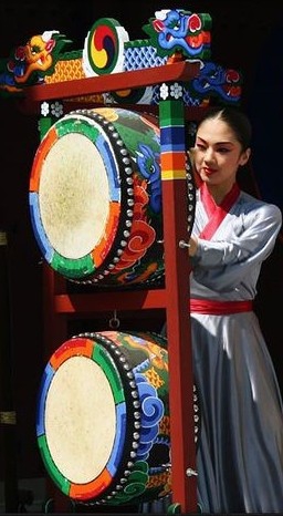 3 drum player