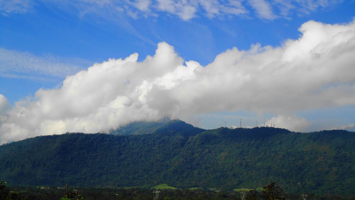 montaña con nubes