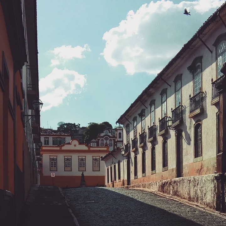 Bem perto...