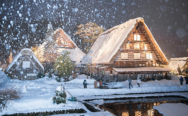 gassho-zukuri cottages and temple 白川郷の合掌造り