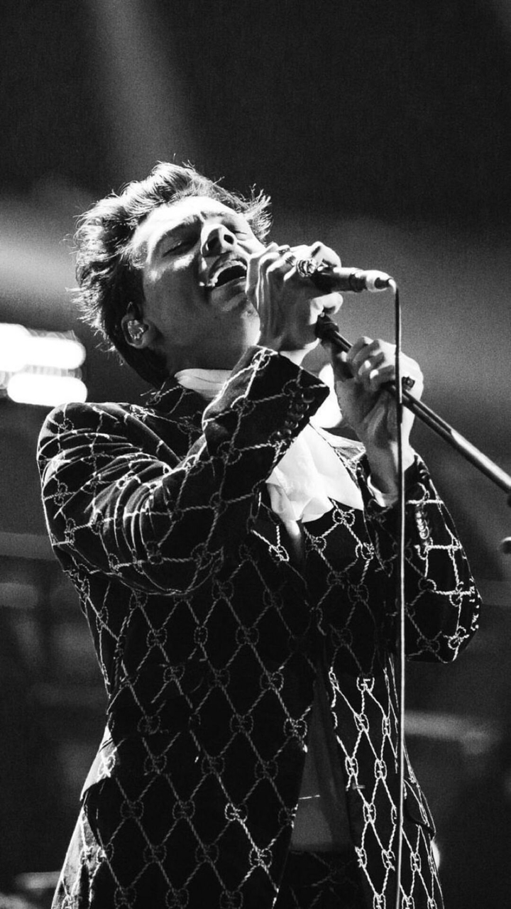 Harry Styles. Singing With Passion.