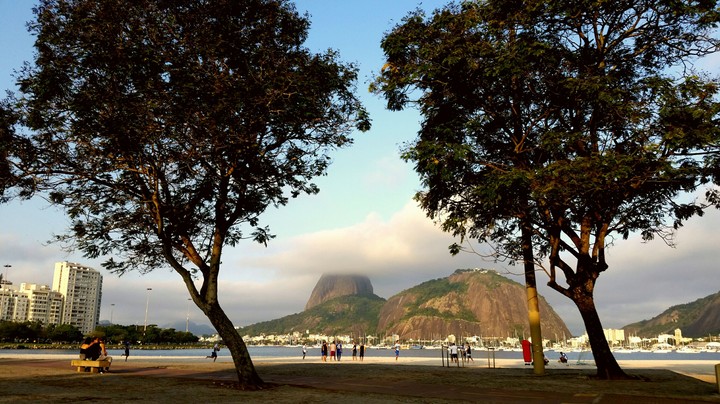 Pão de Açúcar entre nuvens, e árvores