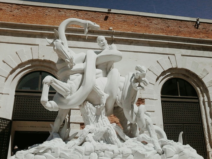 scultura bianca 1 di 2 della biennale Venezia 2016