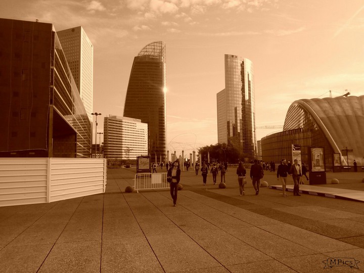 Un jour a Paris, La Défense
