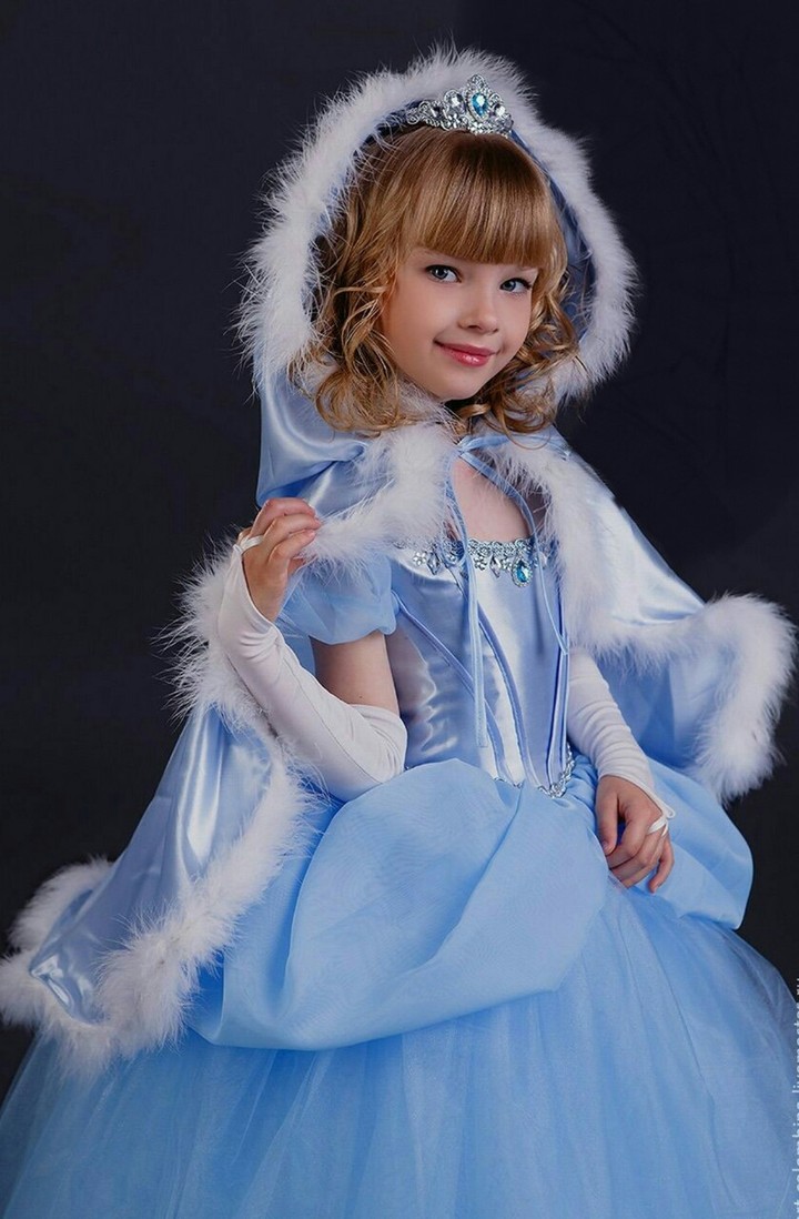 Petite fille déguisée en princesse  !!!!