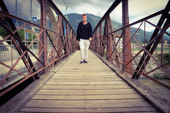Ragazzo sul ponte