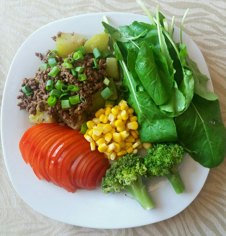 carne com Xuxu e salada