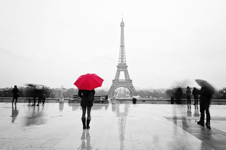 the lonely girl in raining Paris