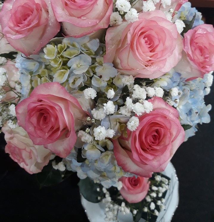 Rose vase looks exquisite. XD