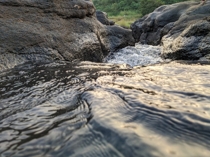 The Flow between the Rocks