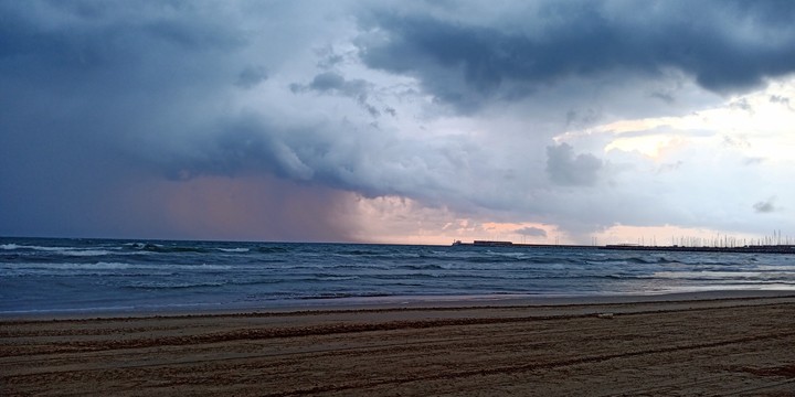 Día nublado en la playa Las Arenas