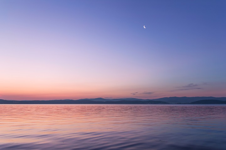 Evening sea with moon HD