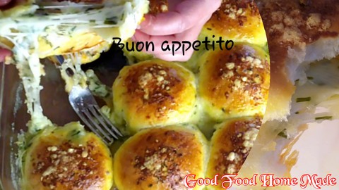 Bread with mozzarella and garlic