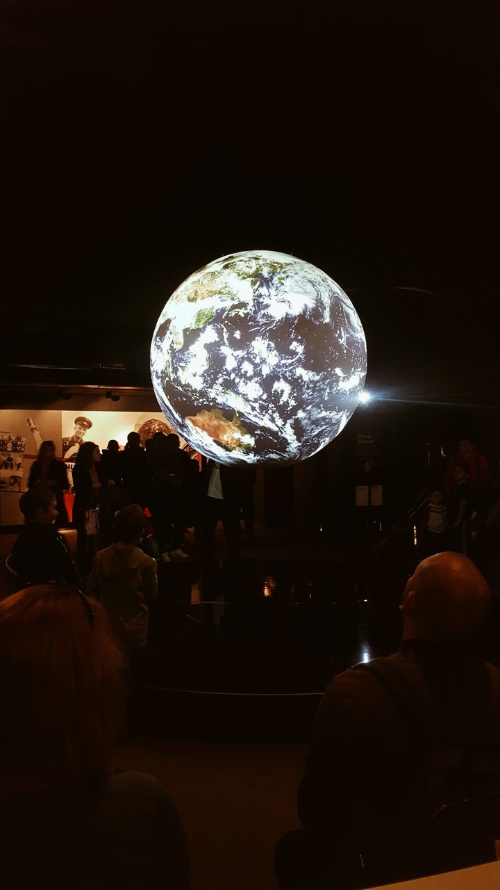 Beautiful world and people in London's Sience Museum.