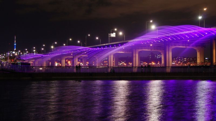 south korea banpo bridge rainbow water show