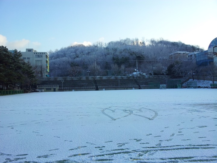 Seoul snow(서울 눈) eyes that resemble love 하트를 닮은 눈자국