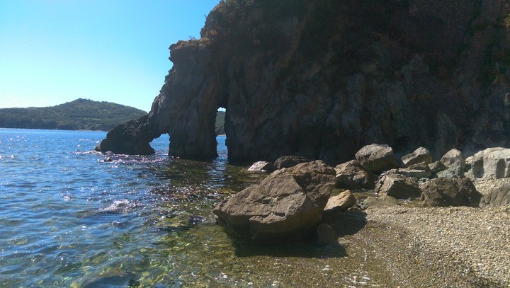На море.