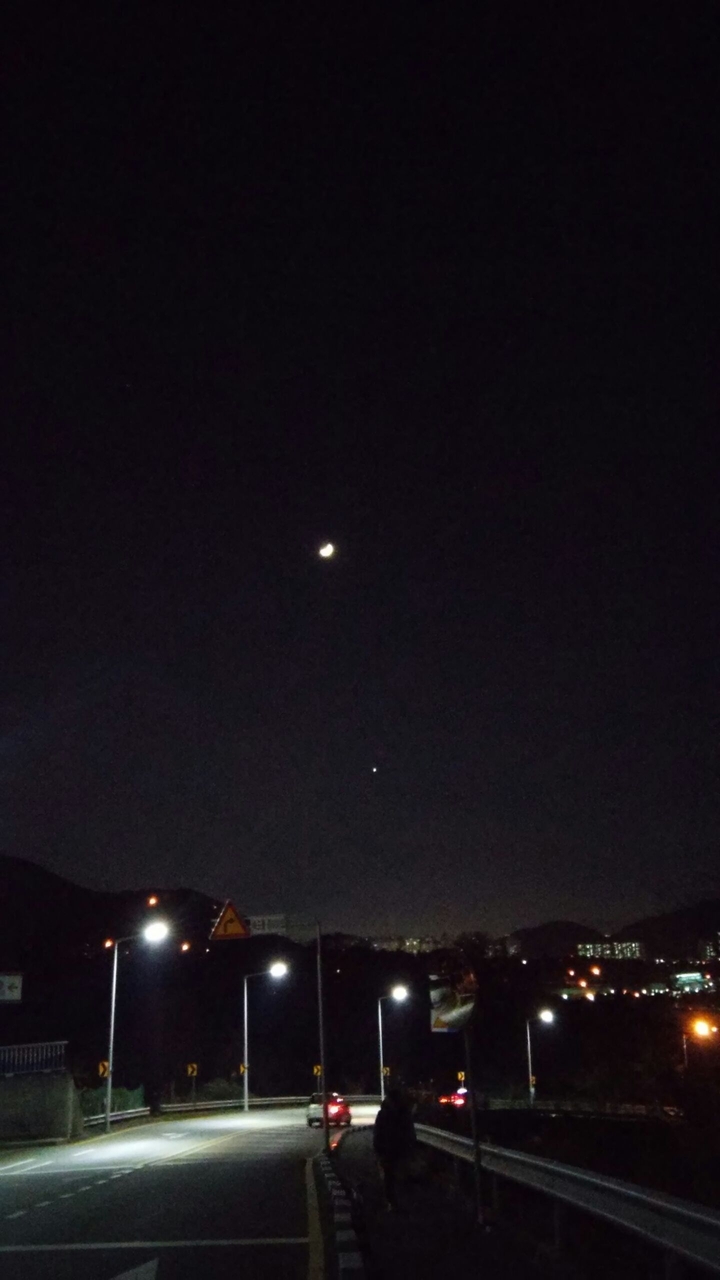 반달 밑에 작은 점