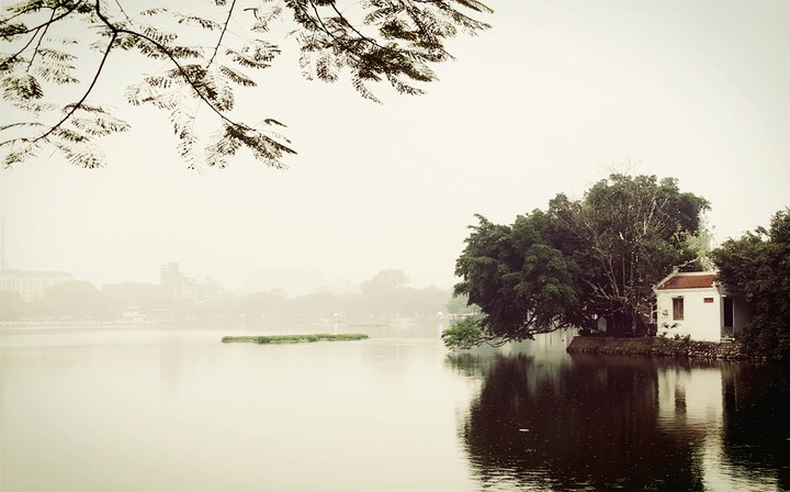 truc bach lake