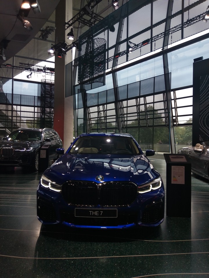 bmw 7 blue