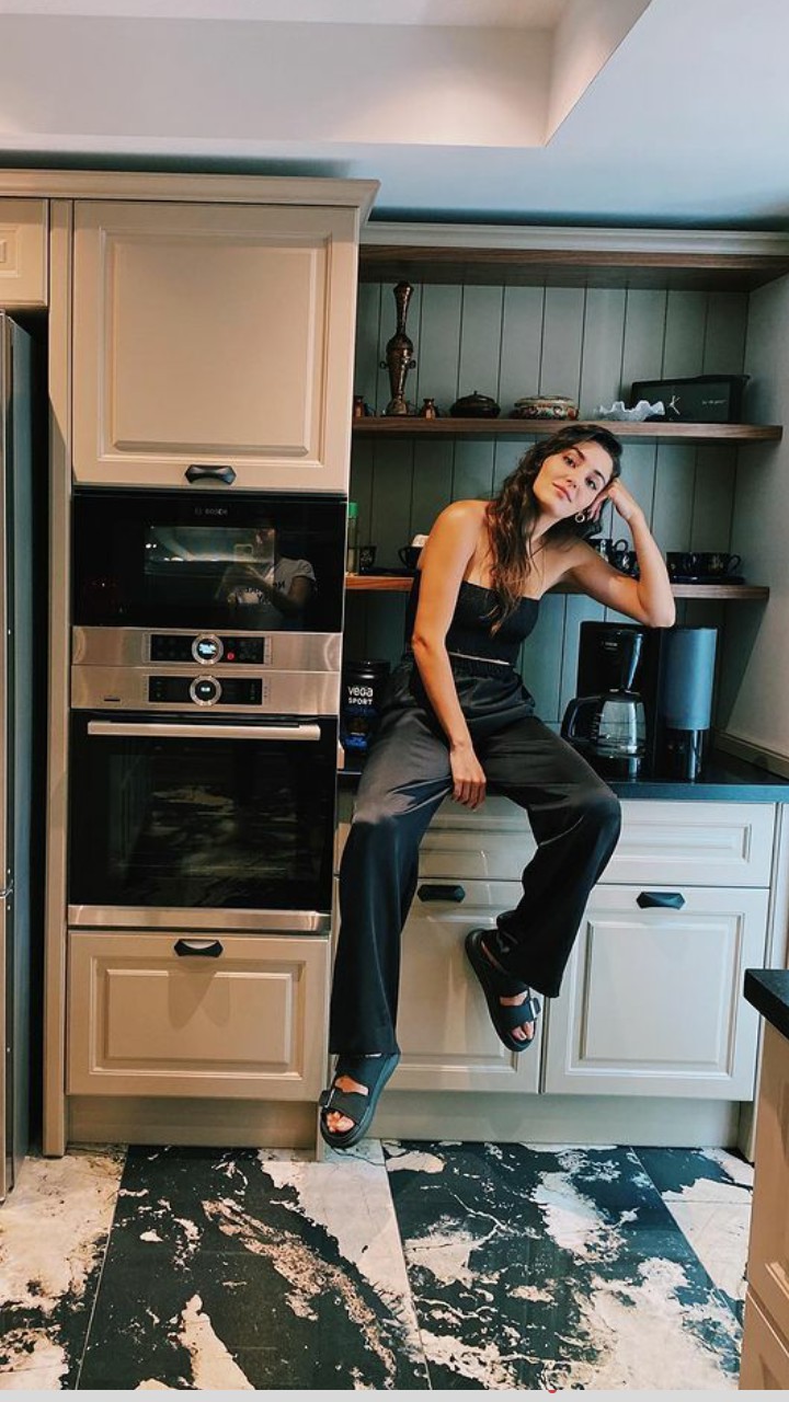 Hande in her home sweet Home