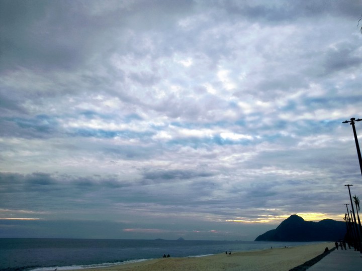 Orla da praia ao entadecer
