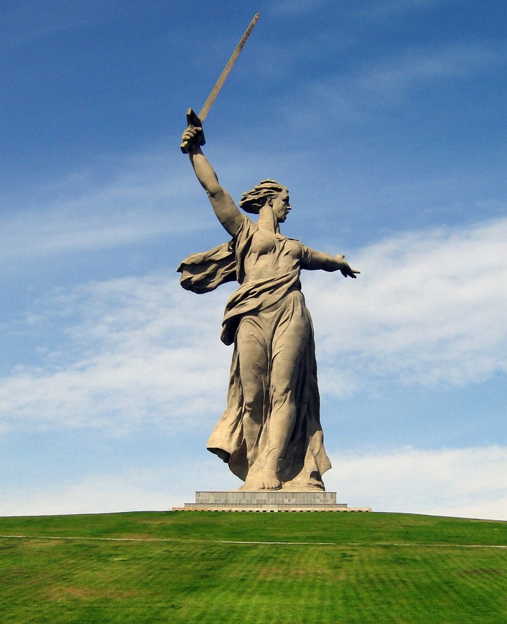 Statue Rodina Mat Zovyot