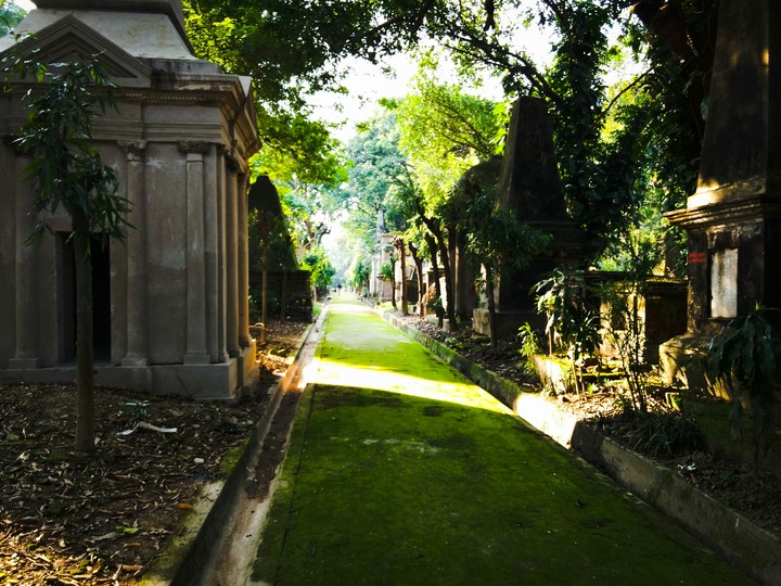 Southpark Cemetery , Kolkata .