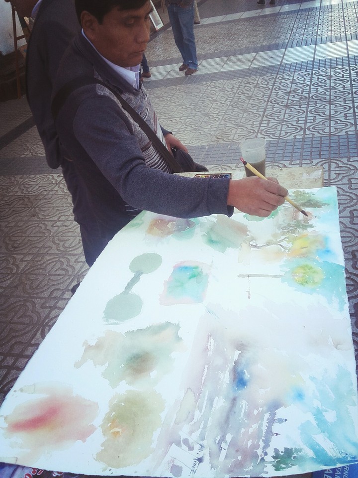 maestro pintando pintura en acuarela