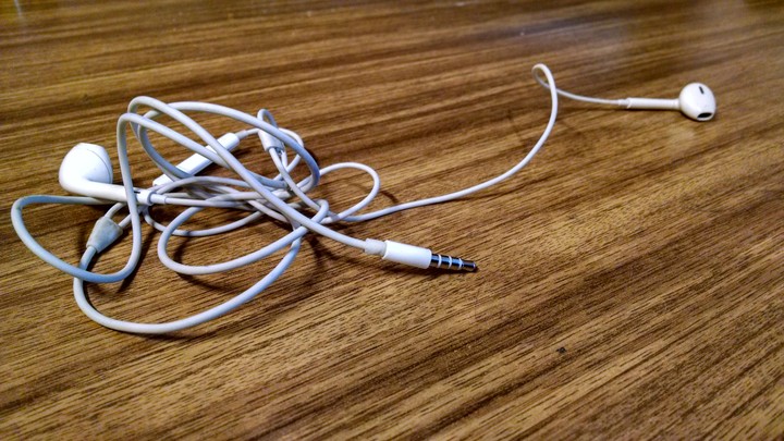 My headphones are always very knotty, and I'm very angry.