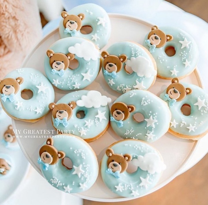 there are teddy bears on the donuts!