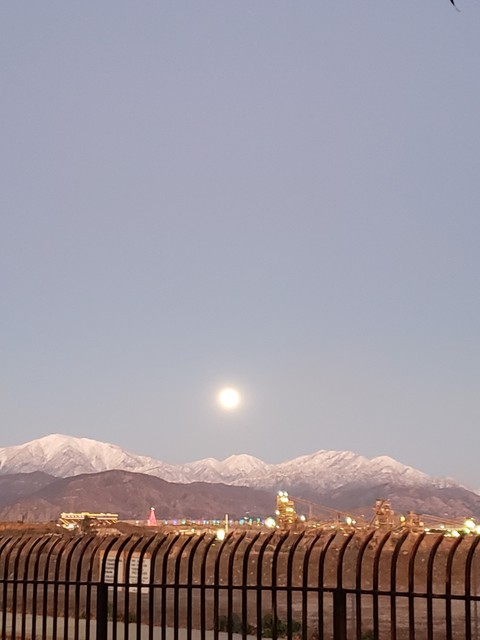 un hermoso atardecer de invierno