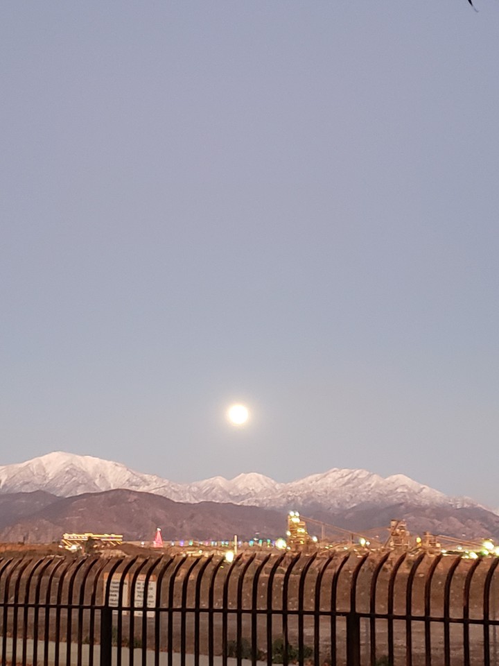 un hermoso atardecer de invierno