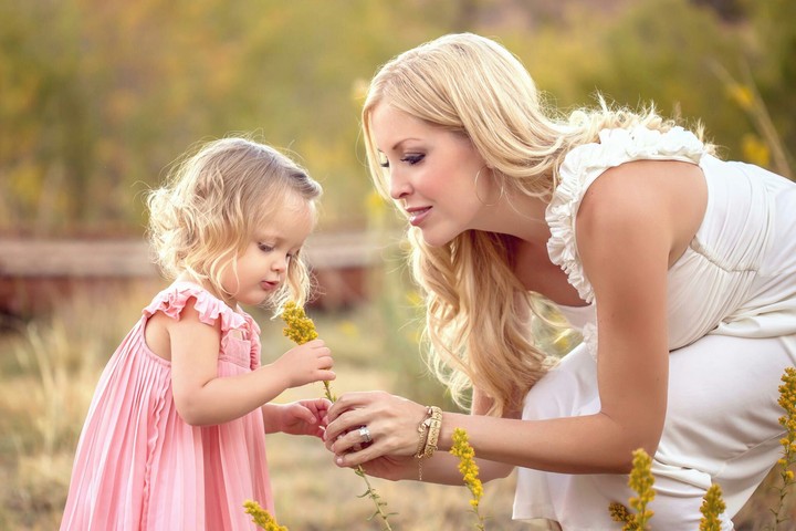 girle with her mother