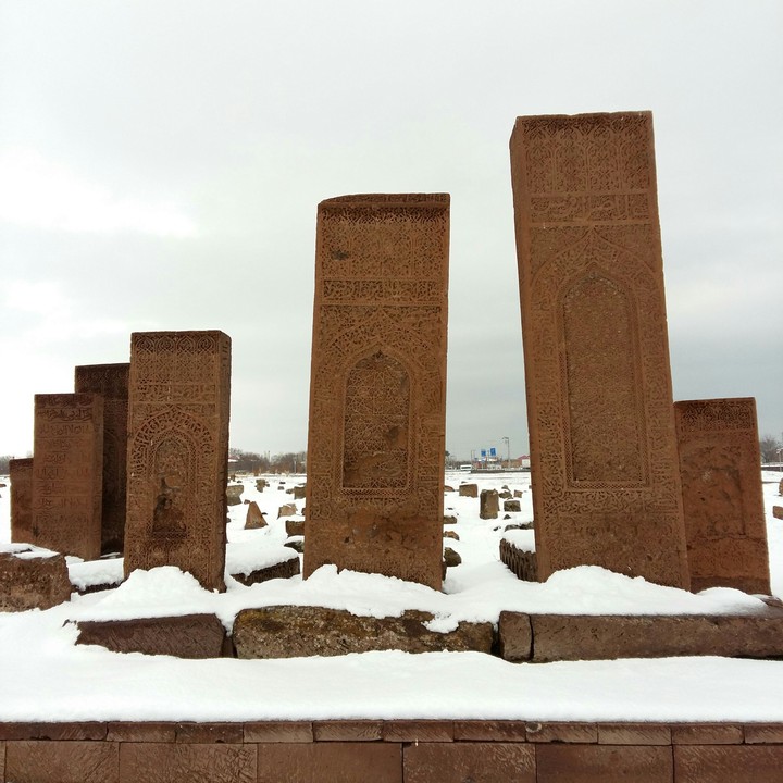 Anatolian Seljuk civil servant cemeteries